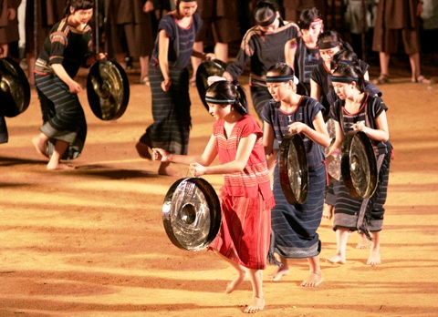 Les gongs et l ao dai sont au défilé de Chingay à Singapour